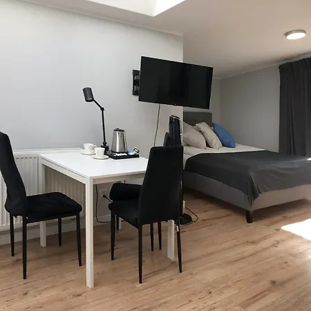 לינה וארוחת בוקר Przystanek Plaza 2*